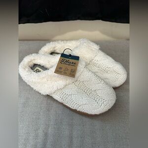 NWT - Dearfoams white cable knit slippers